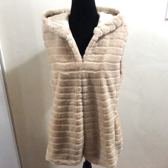 NWOT Papillon faux fur hooded vest - Picture 2 of 12